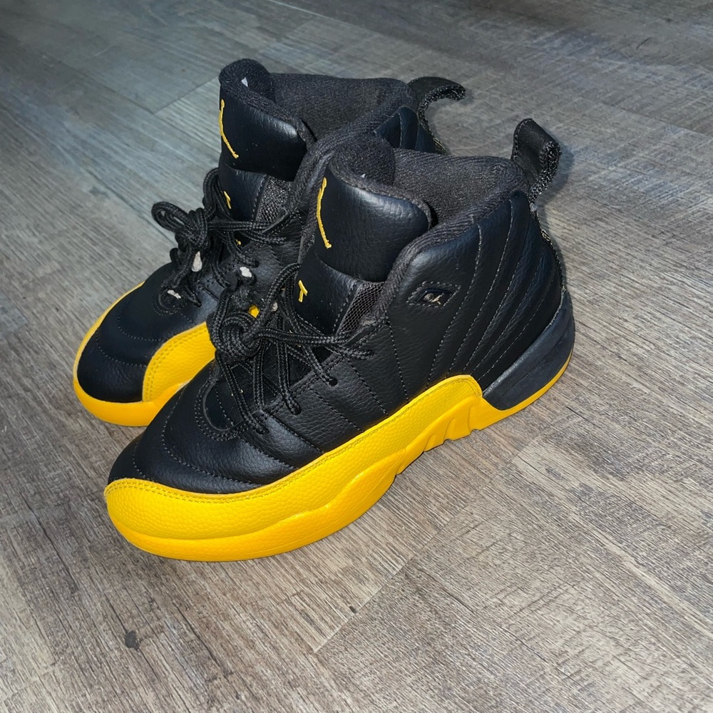 Jordan 12 retro black university gold size 1.5y
